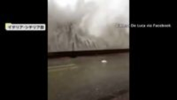 撮影中に市長が高波に襲われ「決してまねしないで」イタリアに“冬の嵐”　60年ぶり記録的大雪のカムチャツカでは5階から雪にダイブ