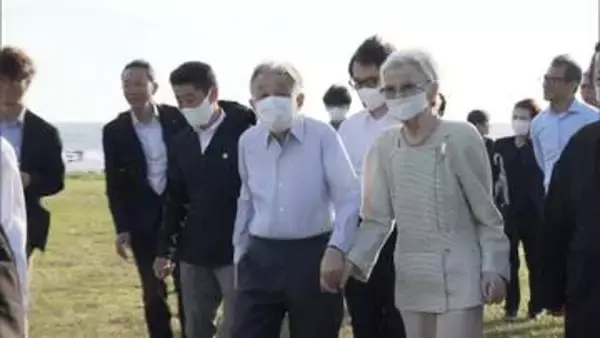 上皇ご夫妻が葉山御用邸で静養　手をつなぎ浜辺を散策、美智子さまが赤ちゃんの手を握るなど地元の人たちと交流