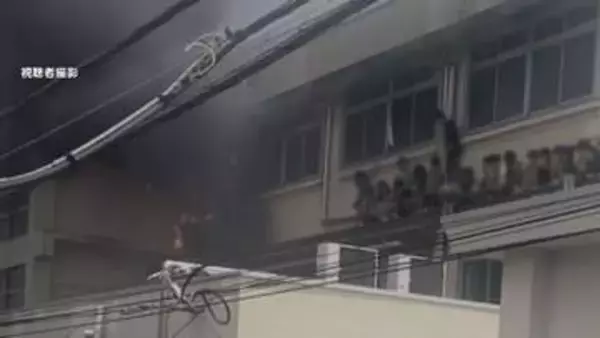 【中継】小学校で授業中に火事　児童が大けが　11人が搬送　東京・北区