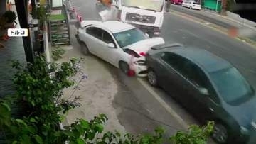 暴走トラックが突っ込む　駐車の車などが巻き込まれる　運転手がハンドル操作誤りコントロール失う　トルコ