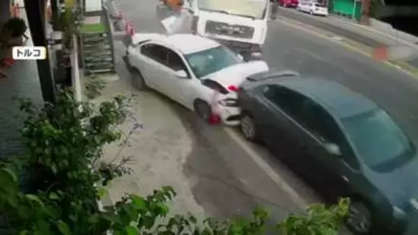 暴走トラックが突っ込む　駐車の車などが巻き込まれる　運転手がハンドル操作誤りコントロール失う　トルコ
