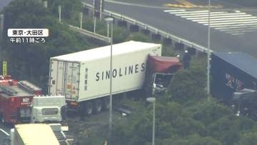 車体は傷だらけ…大型トレーラー3台絡む事故　運転手の男性ら3人ケガ　東京・大田区