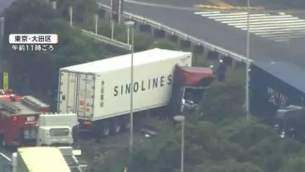 車体は傷だらけ…大型トレーラー3台絡む事故　運転手の男性ら3人ケガ　東京・大田区