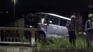 軽自動車2台が衝突　直前に銀色の車がガードパイプにぶつかりはずみで追突　運転手の71歳男性死亡　追突された39歳女性は重傷　広島