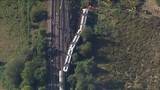 「2日連続で列車の脱線事故　150人乗り列車は3両横倒しに　20人けがうち2人重傷　“暑さでレールが膨張し変形”か　イギリス南東部」の画像1