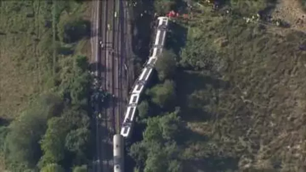 2日連続で列車の脱線事故　150人乗り列車は3両横倒しに　20人けがうち2人重傷　“暑さでレールが膨張し変形”か　イギリス南東部