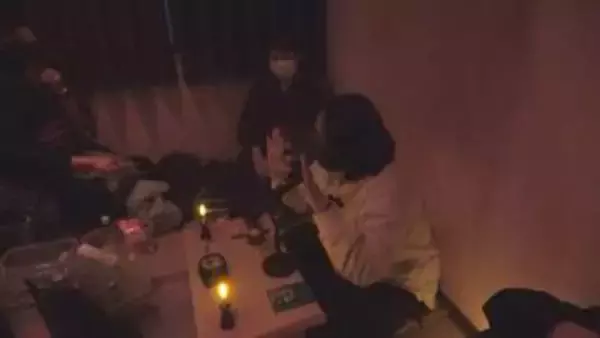 素朴な店の佇まいが怖すぎる…夜だけ開く『怪談カフェ』とは 斬新なシステムで交流×非日常を味わえる空間に