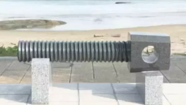 鉄砲伝来の島はねじ伝来の島！鹿児島・種子島の海岸に巨大な「ねじ」出現