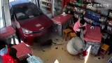 「静かな店内が一転…赤い車が飲食店に突入、3人軽傷　交差点で出合い頭に車が衝突も歩行中の女性は間一髪無事　中国・湖南省」の画像1