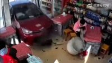 静かな店内が一転…赤い車が飲食店に突入、3人軽傷　交差点で出合い頭に車が衝突も歩行中の女性は間一髪無事　中国・湖南省