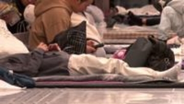 イラン報復攻撃　地下鉄駅に避難しマットレスで寝るイスラエル市民　攻撃されサウジなどアラブ6カ国もイラン非難