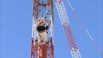 熊本地震で9人死亡の日本製紙八代工場で壊れた煙突の撤去始まる　工場は損傷激しく操業復旧の見通し立たず