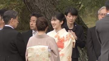 愛子さまが紅葉のちりばめられた振り袖姿でご懇談　秋の園遊会に吉田鋼太郎さんら　両陛下「お元気でご活躍を」