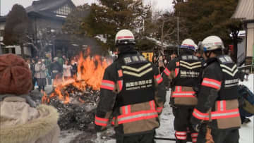 「どんど焼き」で参拝者が転倒…顔から火に突っ込みやけど　正月飾りを投げ入れる際「バッグが引っかかった」と救助者　北海道・函館市