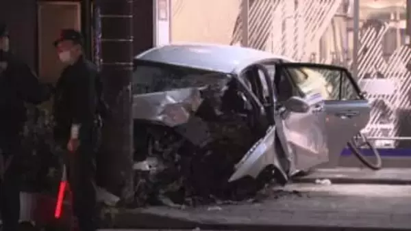 「人が挟まれている」スポーツジムに乗用車突っ込み歩行者ら3人重軽傷…電柱に衝突した弾みで後部が突っ込む　ジムの店員や客にけがなし　横浜市