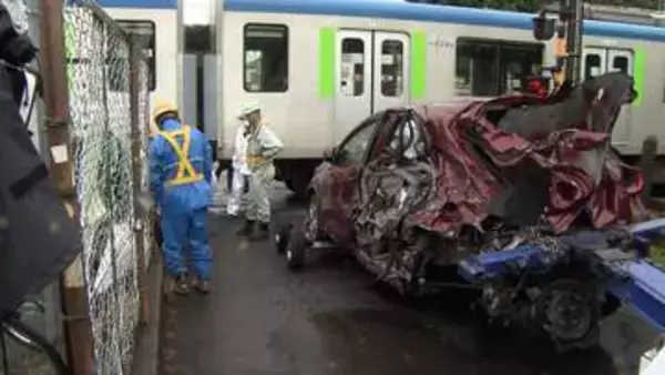東武アーバンパークラインの踏切で電車と車が衝突　車が大破し運転していた女性（73）搬送も軽いケガ　千葉・流山市