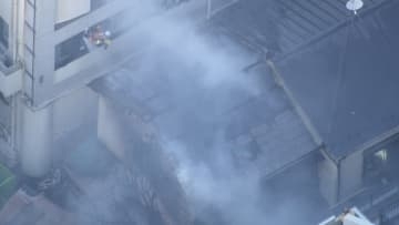 【速報】住宅で火事…1人逃げ遅れか　火元住宅のほか近くの建物に延焼中100㎡焼損　ポンプ車など23台出動　京急梅屋敷駅近くの住宅街