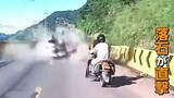 「巨大落石の直撃の瞬間　山沿い走行中に目の前の車後部に　バイクは“間一髪”回避　運転手にけがなく同乗者はけが　中国・雲南省」の画像1