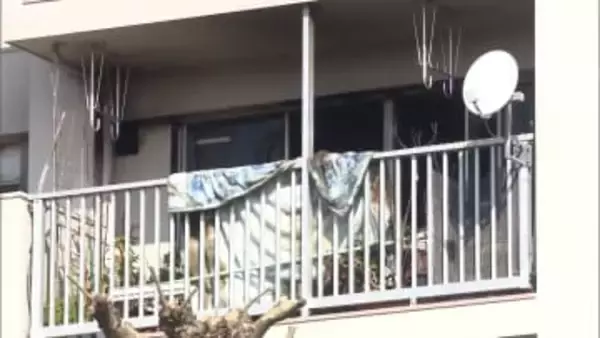 集合住宅の火事で80代男性死亡…1人暮らしの住人か　隣の部屋や廊下など延焼　住人3人がけが　東京・調布市