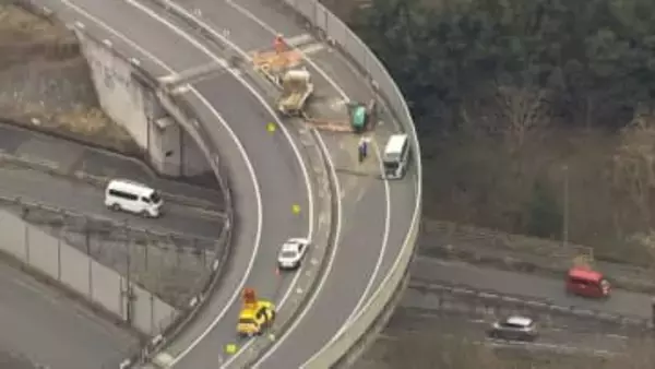 【速報】圏央道で車3台絡む事故6人けが　高尾山インターチェンジ料金所付近でトラックが縁石乗り越え衝突　東京・八王子市