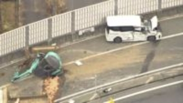 【速報】圏央道で車3台絡む事故6人けが　高尾山インターチェンジ料金所付近でトラックが縁石乗り越え衝突　東京・八王子市