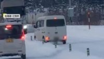 雪道で危険な逆送…“目前”に迫るトラックとの正面衝突は回避　猛スピードで逆送しコンビニに入る車も