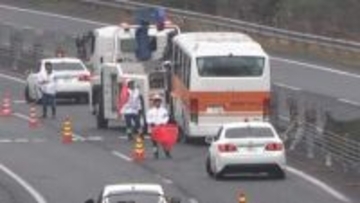 スポーツクラブの大型バスが中央分離帯に衝突…中学生9人搬送　九州自動車道