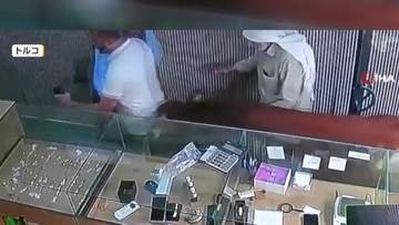 来客は“子ウシ”　宝飾店に現れた招かれざる客に大パニック　鎮静剤打たれても暴れる　約1時間後に退店　トルコ