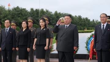 名前も肩書きもなく“センター”に　金正恩氏の娘「ジュエ」氏に見る映像先行の北朝鮮「後継者」イメージ戦略