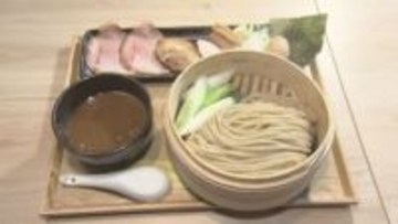 うどんのようにモチモチ…製麺所が手掛けるラーメン店で『せいろ蒸しつけ麺』温かくつけ汁が冷めないと好評