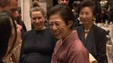 「日本と世界の「大事な架け橋」久子さまがいけばなのチャリティーイベントに　各国大使館バザーで民芸品など購入」の画像1