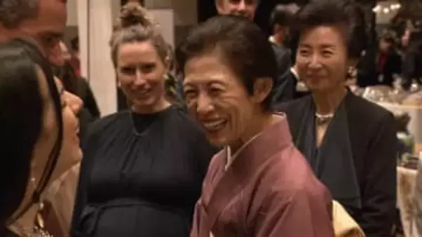 日本と世界の「大事な架け橋」久子さまがいけばなのチャリティーイベントに　各国大使館バザーで民芸品など購入