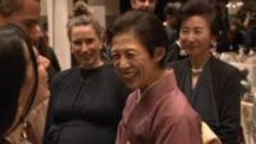 日本と世界の「大事な架け橋」久子さまがいけばなのチャリティーイベントに　各国大使館バザーで民芸品など購入