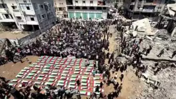 ガザでイスラエル軍空爆の犠牲者112人の集団葬儀　子ども含む遺体を約2週間の捜索で発見　いまだ約8000人不明
