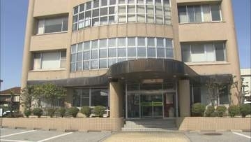 「住所も言えない状態」の高齢女性を炎天下の歩道で発見、経口補水液と保冷剤で介抱した4人に警察が感謝状　女性はその後回復