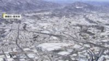 「防寒着を調達」雪の中でもフリーマーケット開催…一夜明けて「アイスバーンみたい」都内で路面ツルツル