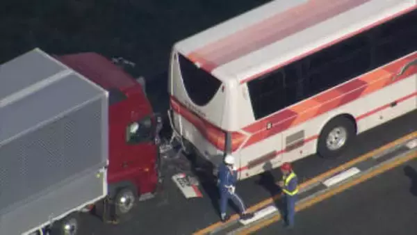 高速道路で観光バスに大型トラック追突し18人けが　軽トラックが単独事故起こしバスが停車したところに追突　徳島・美馬市