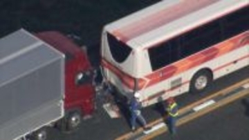 高速道路で観光バスに大型トラック追突し18人けが　軽トラックが単独事故起こしバスが停車したところに追突　徳島・美馬市
