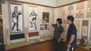 ひと際目をひく「ウルトラマン」と「バルタン星人」の水墨画掛け軸　墨の濃淡で力強さを、墨のしぶきとぼかしで躍動感を表現　円谷プロと東京の掛け軸メーカーが制作