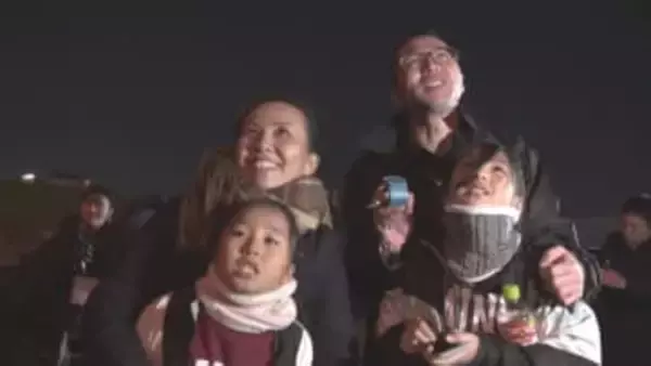 病院前の夜空に大輪の花…“季節外れの打ち上げ花火”に託された数々の想い 闘病中の子供「手術とか頑張れる」
