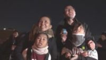 病院前の夜空に大輪の花…“季節外れの打ち上げ花火”に託された数々の想い 闘病中の子供「手術とか頑張れる」