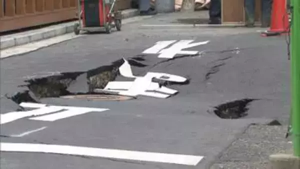 横浜駅近くで道路陥没　繁華街で4〜5mにわたり沈下　交通規制続く　これまでに被害報告なし