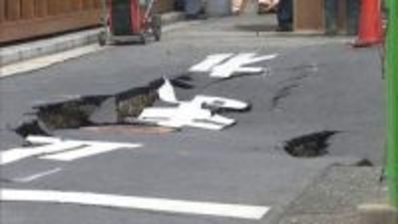 横浜駅近くで道路陥没　繁華街で4〜5mにわたり沈下　交通規制続く　これまでに被害報告なし