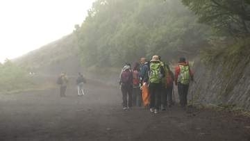 富士山山開き後、初の週末　梅雨登山「濡れないことが一番」半袖の外国人客にスタッフが注意　地震の時は「体を低くして山側に｣