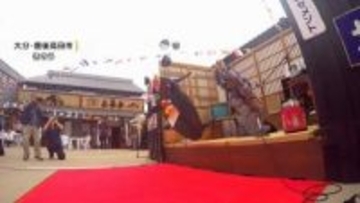 “昭和のオヤジ”になりきり絶叫…「ちゃぶ台返し選手権」　優勝は2回目の入籍の還暦女性、会場は驚きと笑顔　大分・豊後高田市