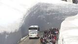 「立山黒部アルペンルート全線開通から1カ月　迫力の「雪の大谷」に加えて「みくりが池ブルー」が姿を現しはじめる　「冥土のみやげ」と感嘆する観光客も」の画像1