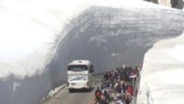立山黒部アルペンルート全線開通から1カ月　迫力の「雪の大谷」に加えて「みくりが池ブルー」が姿を現しはじめる　「冥土のみやげ」と感嘆する観光客も