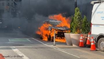 ニューヨーク中心部で車爆発　「映画の撮影を見ているよう」赤い炎に包まれ黒煙も　観光スポット「チャージング・ブル」近く　けが人なし