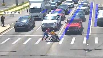 【映像】トンネルで車が火花散らし横転事故　横断歩道ではまさかのヒーロー登場　衝撃の一部始終　アメリカ