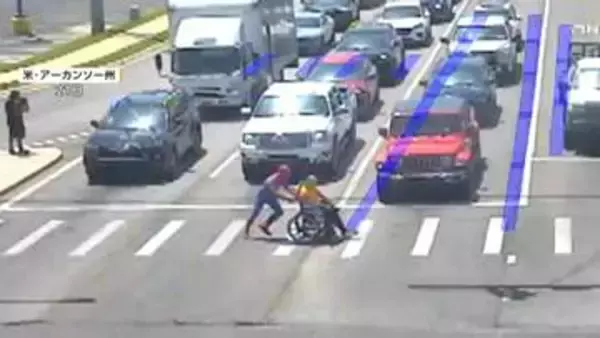【映像】トンネルで車が火花散らし横転事故　横断歩道ではまさかのヒーロー登場　衝撃の一部始終　アメリカ